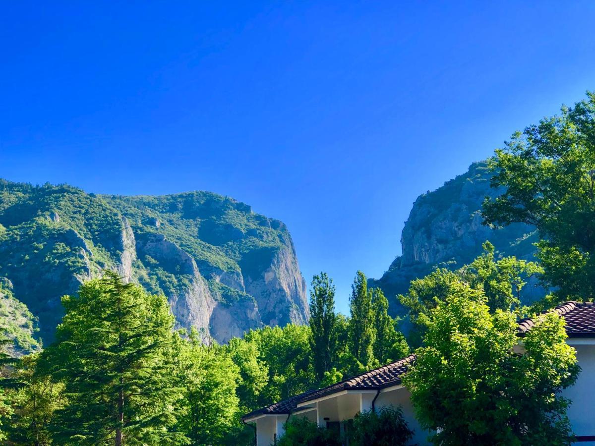 Hotel La Ginestra Акуаланя Екстериор снимка