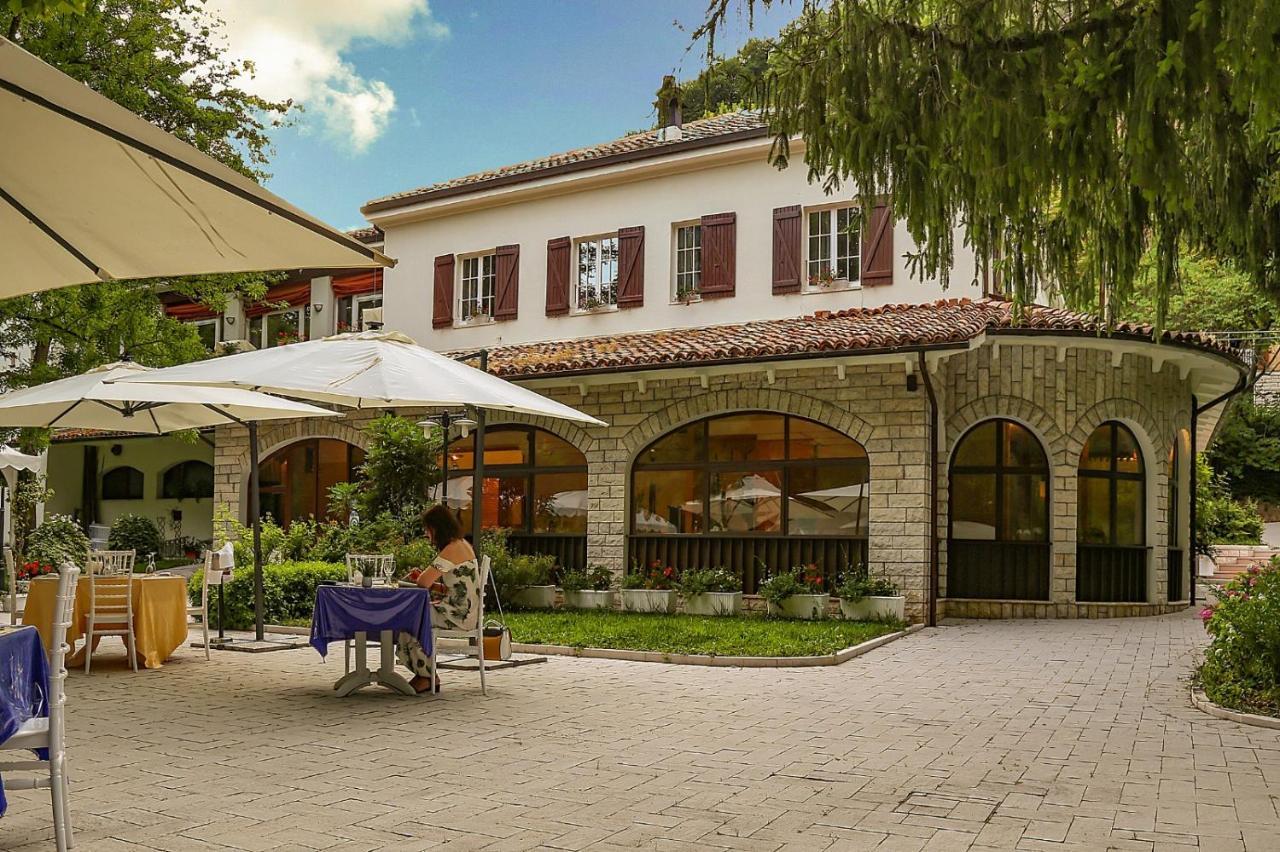 Hotel La Ginestra Акуаланя Екстериор снимка