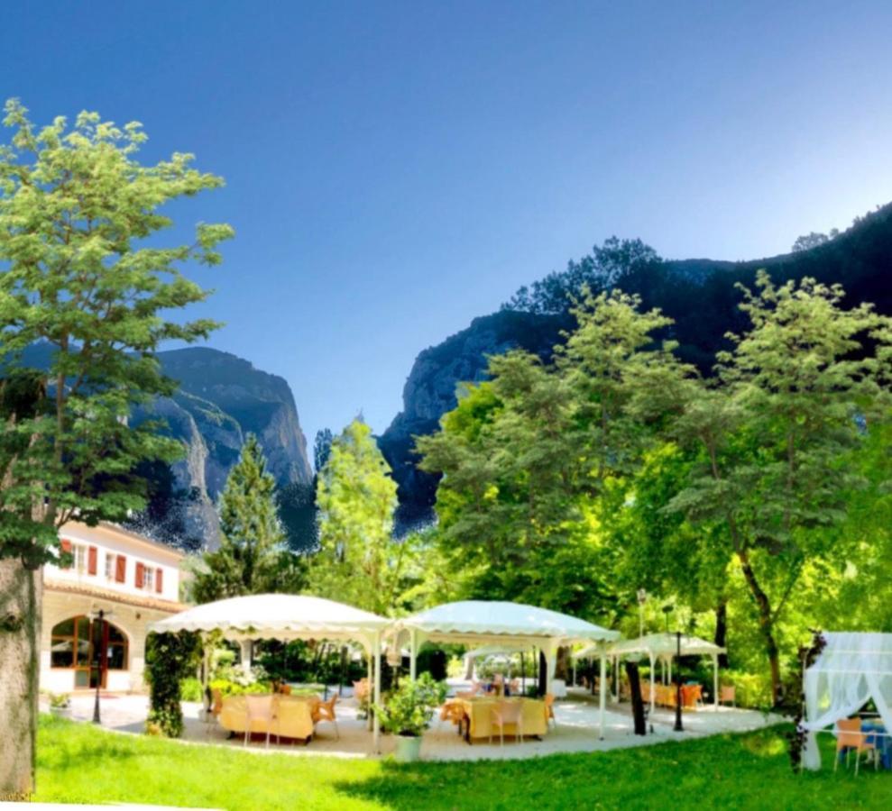 Hotel La Ginestra Акуаланя Екстериор снимка