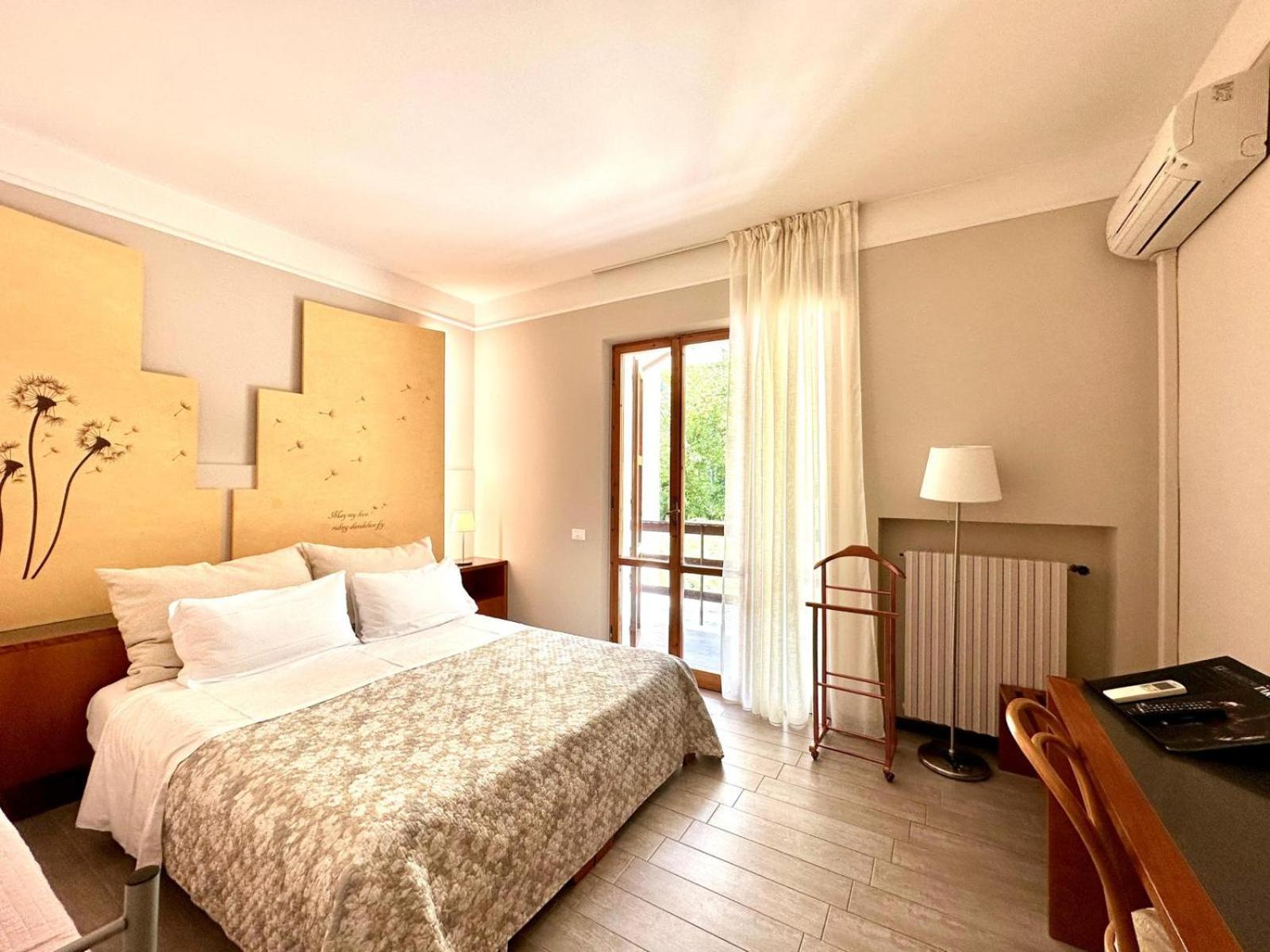 Hotel La Ginestra Акуаланя Екстериор снимка