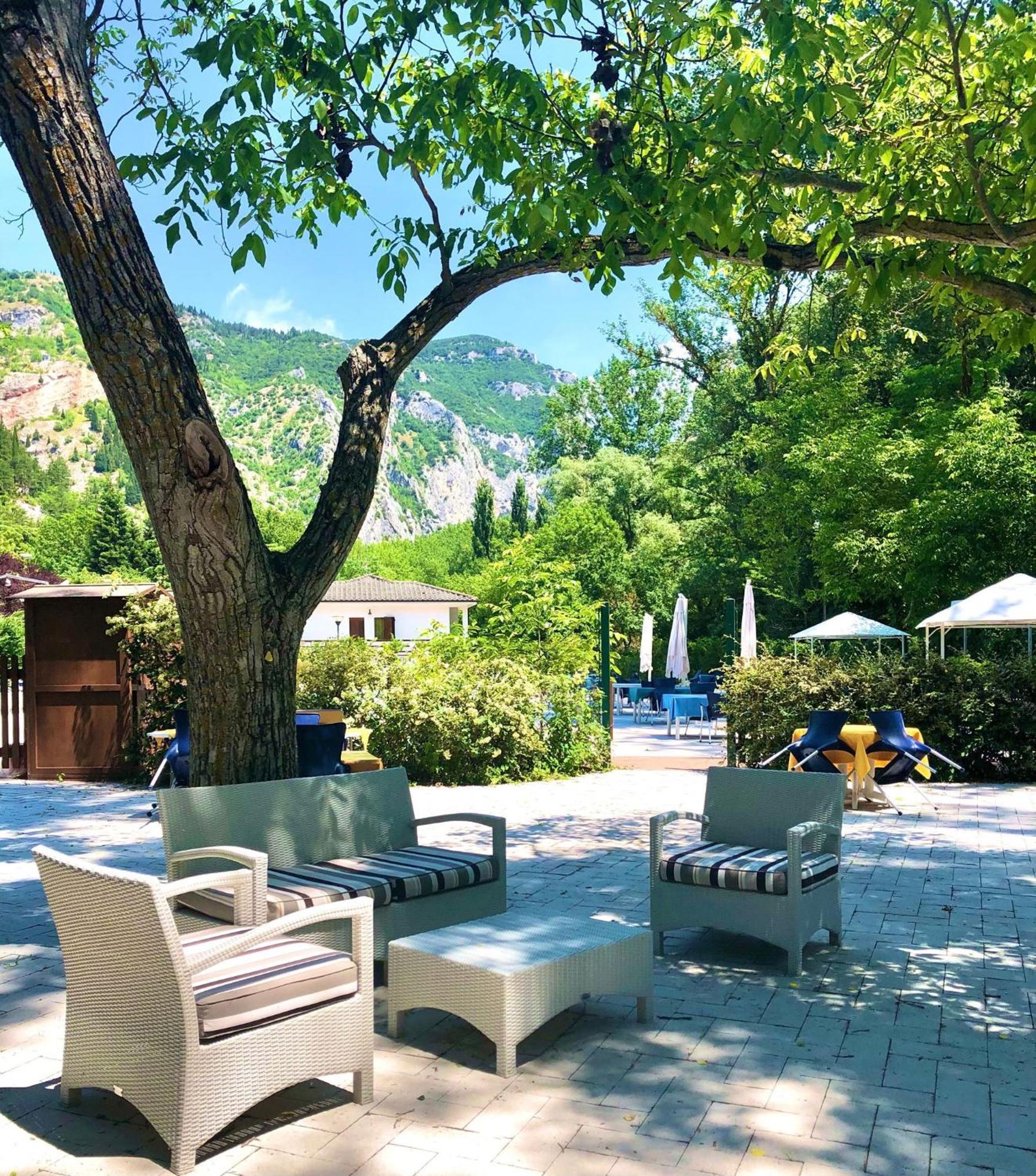 Hotel La Ginestra Акуаланя Екстериор снимка