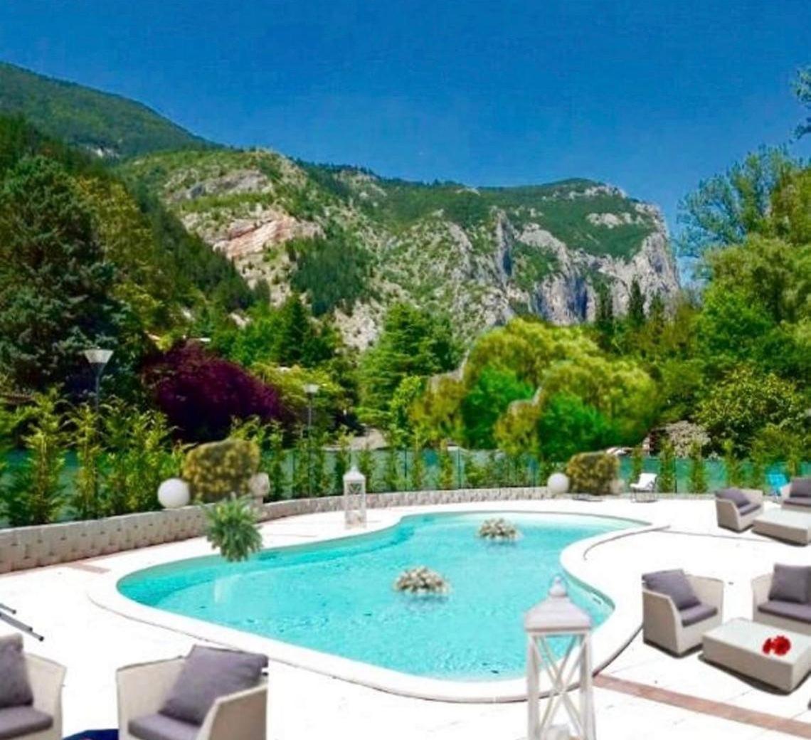 Hotel La Ginestra Акуаланя Екстериор снимка