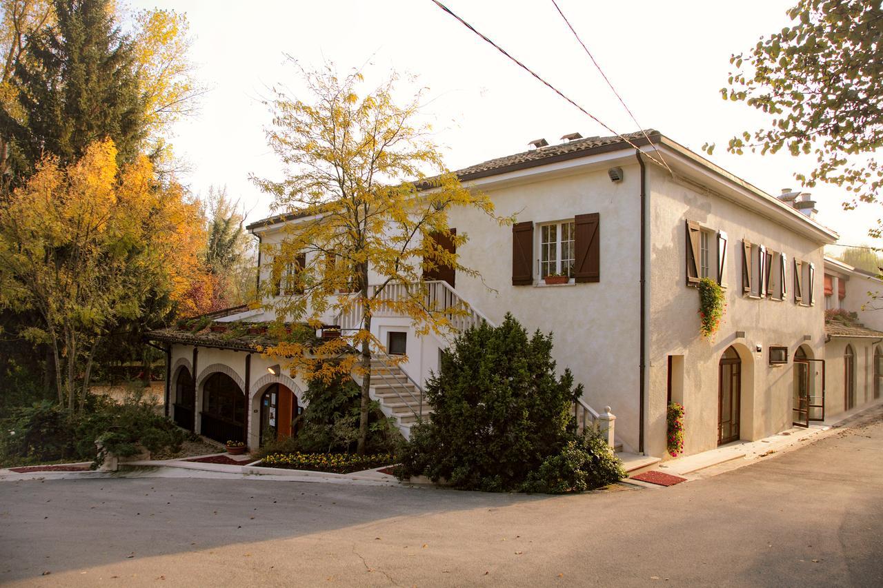 Hotel La Ginestra Акуаланя Екстериор снимка