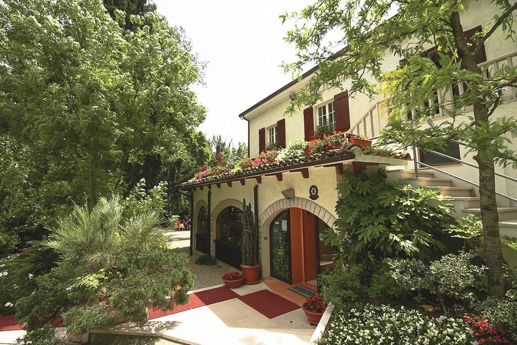 Hotel La Ginestra Акуаланя Екстериор снимка